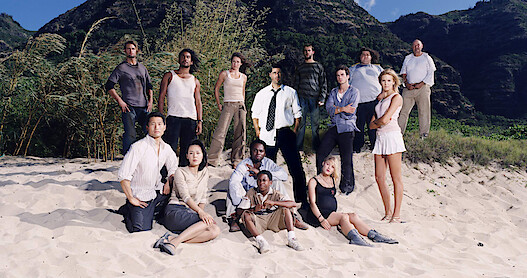 The cast of 'Lost' Season 1 posing on the beach