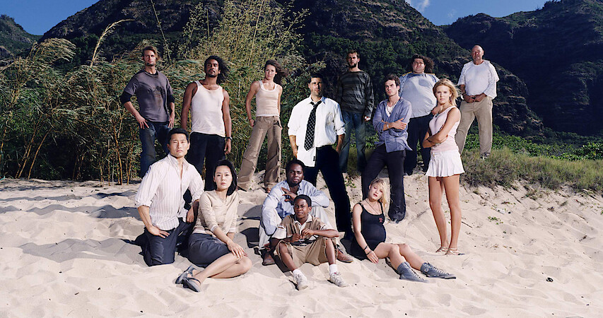 The cast of 'Lost' Season 1 posing on the beach